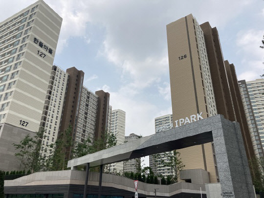 파주 운정신도시 대장주 아파트 '운정신도시 아이파크' 전경. 올해 초 이 단지 전용 109㎡ 타입은 15억2500만원에 실거래됐지만, 현재는 9억원대 호가에도 새주인을 찾지 못하고 있다. <박순원 기자>